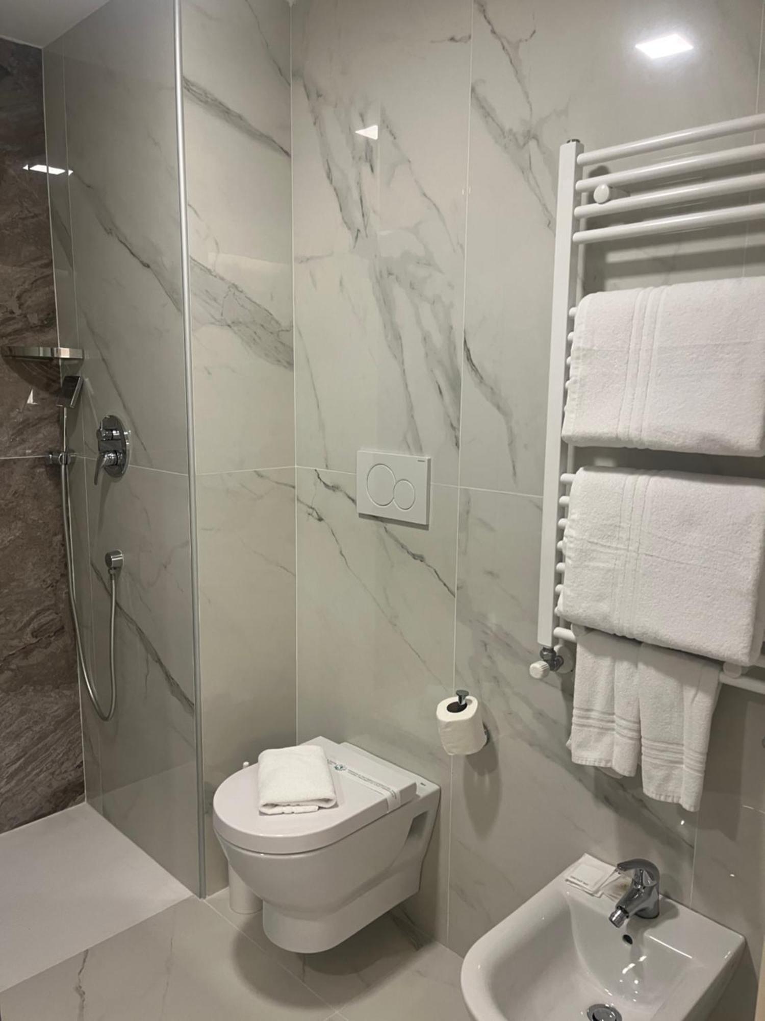 Jr Hotels Bocconi Milano Экстерьер фото