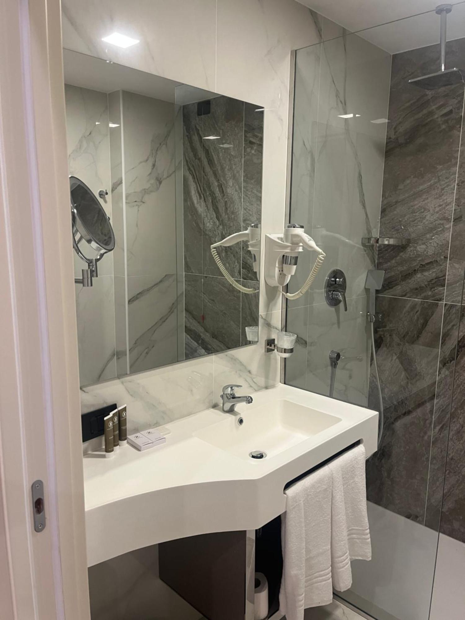Jr Hotels Bocconi Milano Экстерьер фото